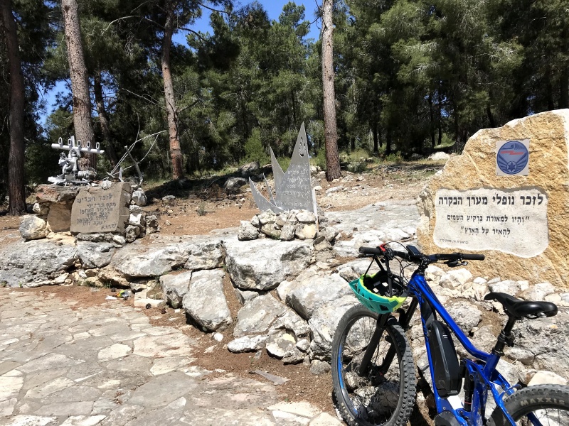 קובץ:אנדרטה לחללי מערך הבקרה.jpg