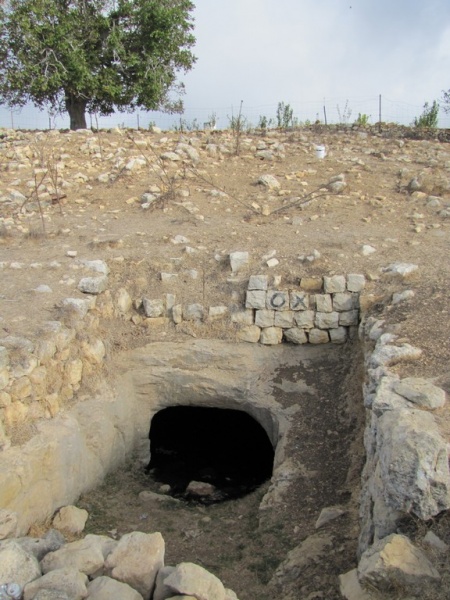 קובץ:בור מים בתוך מערה.jpg