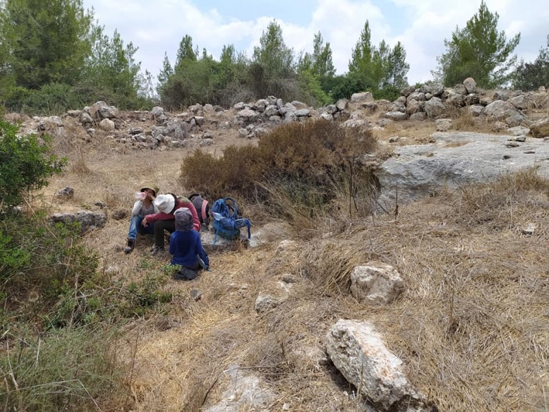 קובץ:ילדיםלידמערתמגורים.jpg