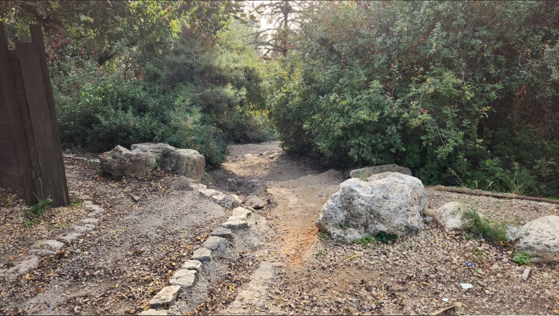 קובץ:יציאה ממעלה חומה ומגדל.JPG