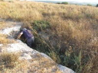 מעבר חצוב בכניסה למערת רועים.JPG