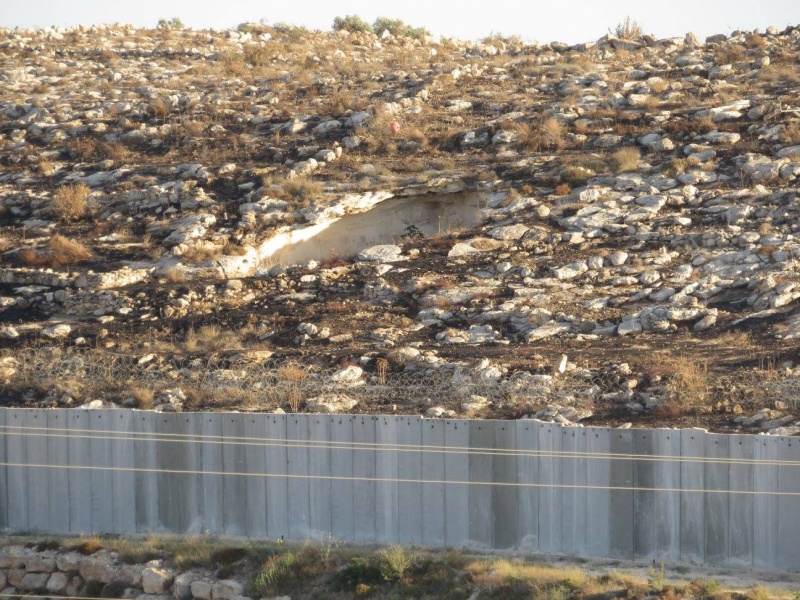 קובץ:מערהוגדרהפרדה.jpg