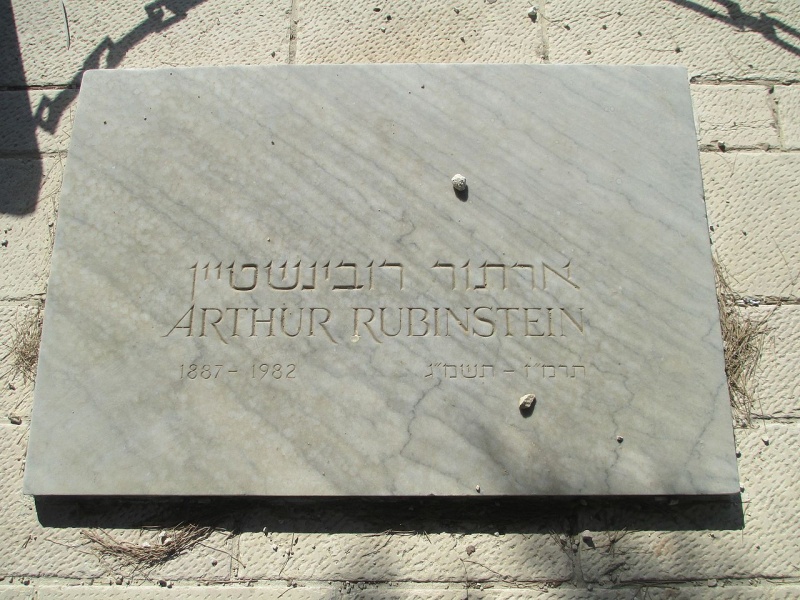 קובץ:Grave of Arthur Rubinstein.jpg